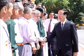 Presidente de Vietnam honra a personas con méritos revolucionarios 