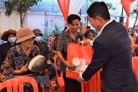 Viettel Global entrega regalos a la comunidad de origen vietnamita en Camboya
