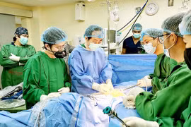 Vietnam trasfiere técnicas de cirugía robótica a Filipinas 