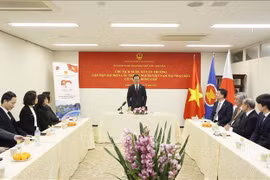 Presidente vietnamita se reúne con diplomáticos e intelectuales connacionales en Japón