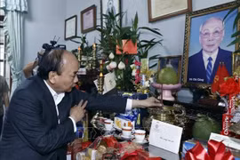 Presidente vietnamita realiza visita previa al Tet a familiares de difuntos líderes del Partido y del Estado