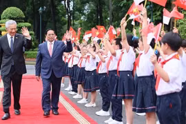 Premier vietnamita preside ceremonia de bienvenida a su homólogo singapurense