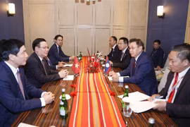 Presidente parlamentario de Vietnam se reúne con su homólogo de Laos en Yakarta