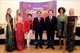 Diseñador busca promover belleza del Ao Dai al mundo