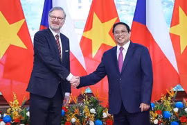 Efectúa Vietnam acto de recibimiento a primer ministro checo