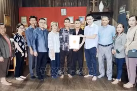 Consulado General de Vietnam en Laos honra a familias con méritos revolucionarios