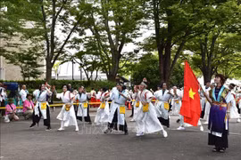 Grupo de danza vietnamita acapara atención del público en festival japonés