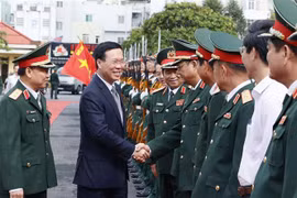 Presidente vietnamita visita Comando de la Región Militar 5