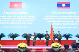 Militares vietnamitas reciben certificados de mérito de Laos