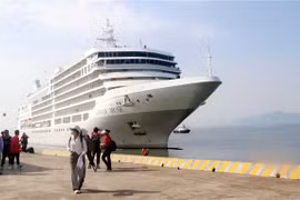 Mil 200 turistas extranjeros a bordo de dos cruceros llegan a Quang Ninh