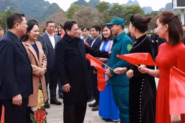 Premier vietnamita examina proyectos infraestructurales en Cao Bang