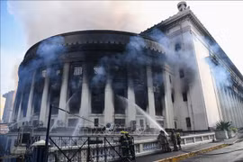 Cuatro heridos tras incendio en oficina postal en la capital de Filipinas