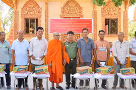 Obsequian al pueblo khmer en localidad vietnamita por año nuevo tradicional