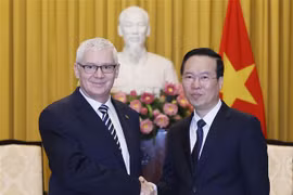 Presidente de Vietnam recibe al fiscal general de Hungría