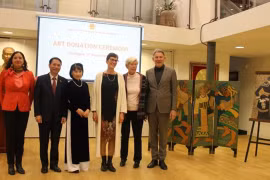 Exdiplomática holandesa dona pinturas a museo vietnamita