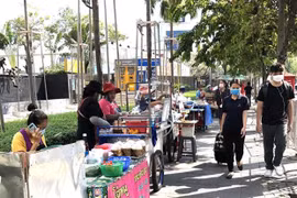 Bangkok pone a prueba espacio libre para vendedores ambulantes