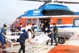 Pescadores en apuros en Truong Sa llevados al continente para recibir tratamiento