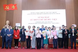 Lanzan en Hanoi diccionario portugués - vietnamita