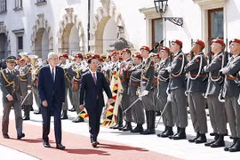 Efectúan ceremonia oficial de bienvenida al presidente vietnamita en Austria