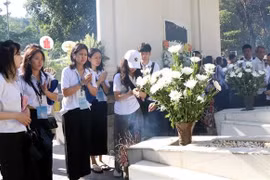Jóvenes vietnamitas en exterior honran a mártires en encrucijada Dong Loc