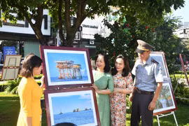 Celebran exposición fotográfica sobre Hoang Sa y Truong Sa en Quang Ngai