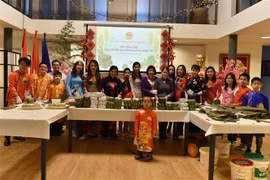 Organizan clase de elaboración de pastel de arroz vietnamita en Holanda