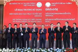 Vietnam entrega plataformas digitales a Laos