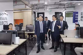 Titular del órgano legislativo vietnamita visita oficina de FPT en Indonesia