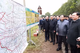 Premier vietnamita inspecciona construcción de carretera de circunvalación 4