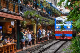 Prohiben recorridos por cafeterías a lo largo de la calle del tren de Hanoi