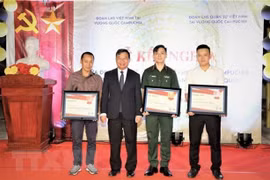 Exhortan a estudiantes vietnamitas en Camboya contribuir a nexos bilaterales