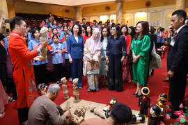 Cónyuges de premieres vietnamitas y malasios disfrutan de títeres de agua en Hanoi