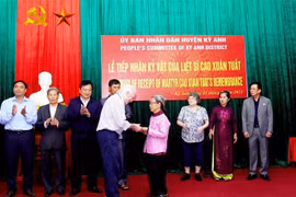 Veterano estadounidense devuelve diario de guerra a familia de mártir vietnamita