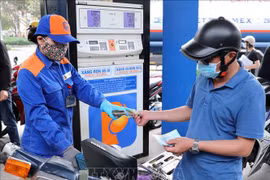 Reajustan a la baja precios de combustibles en Vietnam