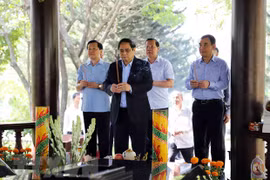 Primer ministro de Vietnam rinde homenaje a difuntos dirigentes del Gobierno