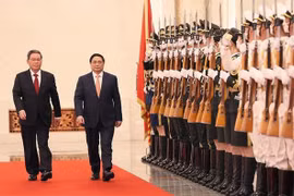 Primer ministro de China preside acto de bienvenida a su homólogo vietnamita