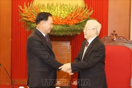Máximo dirigente del PCV recibe a delegación partidista de Laos