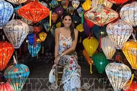 Presentadora de televisión italiana impresionada por Vietnam hermoso y cautivador