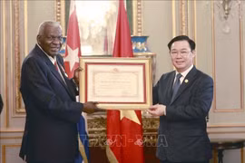 Entrega titular parlamentario de Vietnam Orden Ho Chi Minh a Esteban Lazo Hernández