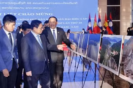 Premieres de Vietnam y Laos participan en exposición sobre nexos de cooperación bilateral