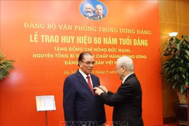 Confieren al exsecretario general insignia por 60 años de membresía del PCV