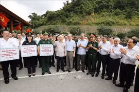 Secretario general del PCV visita puerta fronteriza de Huu Nghi