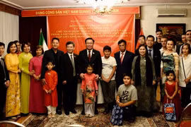 Presidente del Parlamento de Vietnam se reúne con comunidad de connacionales en Irán 