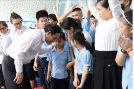 Vicepremier de Vietnam obsequia a niños discapacitados en Khanh Hoa