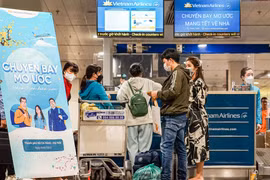 Más de 100 trabajadores desfavorecidos regresan a casa para el Tet en vuelo gratuito de Vietnam Airlines