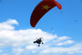 Contemplan belleza de la Bahía de Ha Long con parapente