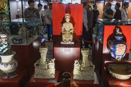 Exhiben centenares de objetos cerámicos antiguos 