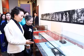 Cónyuges de máximos dirigentes partidistas de Vietnam y China visitan Museo de la Mujer Vietnamita