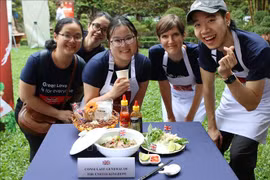 Diplomáticos extranjeros en Vietnam aprenden cocinar Pho