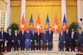 Presidente vietnamita recibe a embajadores de la ASEAN